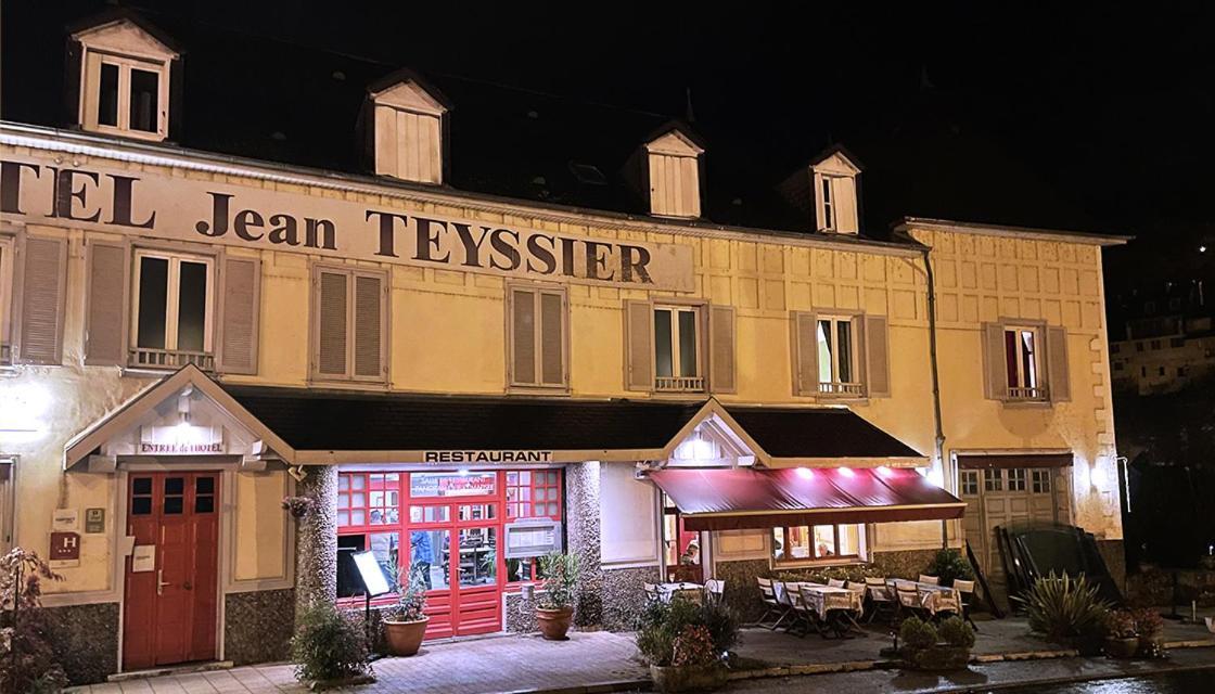 Logis Hotel Teyssier Юзерш Екстериор снимка